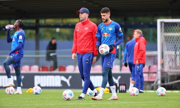 RB Leipzig Training Bundesliga Leipzig, 07 10 2025, RB Leipzig Training Center,Fußball Bundesliga , RB Leipzig Training , In the picture from left coach Ole Werner RB Leipzig and Romulo 40, RB Leipzig , Picture Point