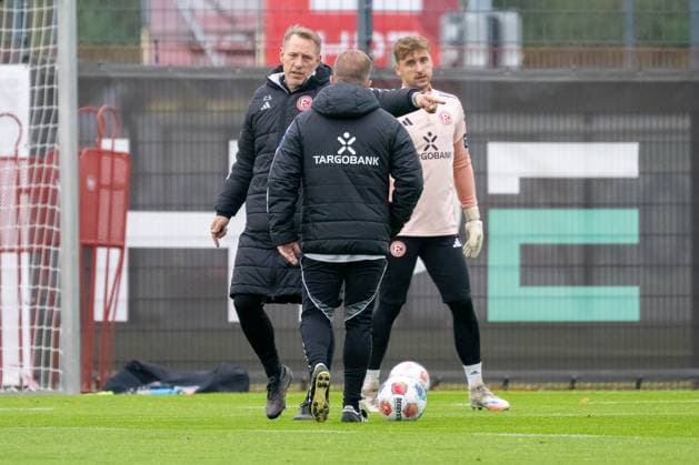 07 10 2025, Soccer 2 Bundesliga, season 2025 2026, public training, Fortuna Duesseldorf on the training ground at the Merkur Spiel Arena in Duesseldorf Christoph Semmler Fortuna Duesseldorf, goalkeeper coach in conversation with Markus Anfang Fortuna Duesseldorf, head coach Behind Marcel Lotka Fortuna Duesseldorf, 01 Photo Kirchner Media TH Copyright: xKirchner-Media THx