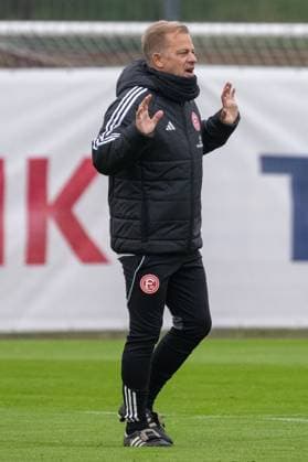 07 10 2025, Soccer 2 Bundesliga, season 2025 2026, public training, Fortuna Düsseldorf at the training ground at the Merkur Spiel Arena in Düsseldorf Markus Anfang Fortuna Duesseldorf, head coach explains his expectations of the training session Photo Kirchner Media TH Copyright: xKirchner-Media THx