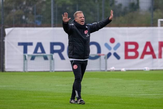 07 10 2025, Soccer 2 Bundesliga, Season 2025 2026, public training, Fortuna Düsseldorf on the training ground at the Merkur Spiel Arena in Düsseldorf Markus Anfang Fortuna Duesseldorf, head coach interrupts the training session Photo Kirchner Media TH Copyright: xKirchner-Media THx