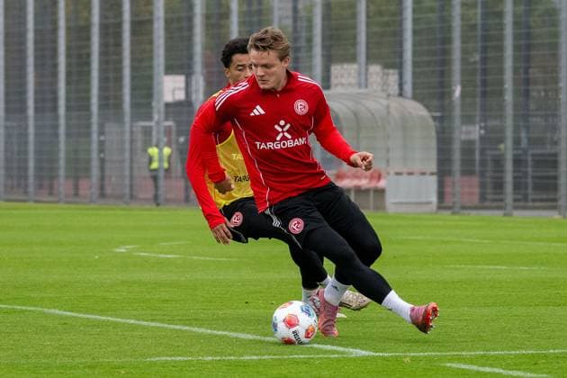 07 10 2025, Soccer 2 Bundesliga, Season 2025 2026, public training, Fortuna Duesseldorf at the training ground at the Merkur Spiel Arena in Duesseldorf duel between Emmanuel Iyoha Fortuna Duesseldorf, 19 and Christian Rasmussen Fortuna Duesseldorf, 10 Photo Kirchner Media TH Copyright: xKirchner-Media THx