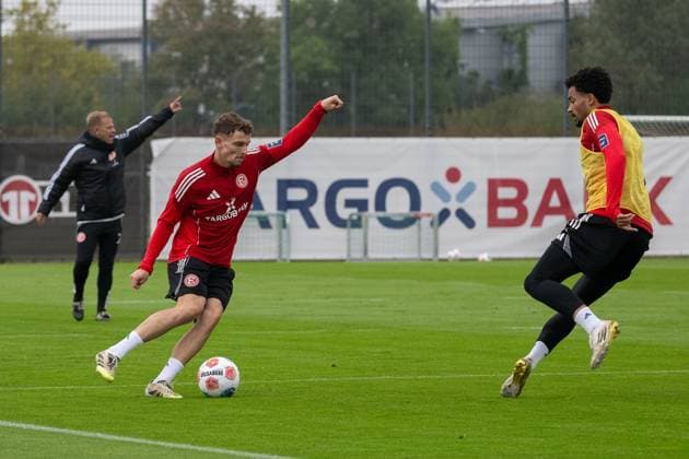 07 10 2025, Soccer 2 Bundesliga, Season 2025 2026, public training, Fortuna Düsseldorf at the training ground at the Merkur Spiel Arena in Düsseldorf duel between Moritz Heyer Fortuna Duesseldorf, 05 and Emmanuel Iyoha Fortuna Duesseldorf, 19 Photo Kirchner Media TH Copyright: xKirchner-Media THx