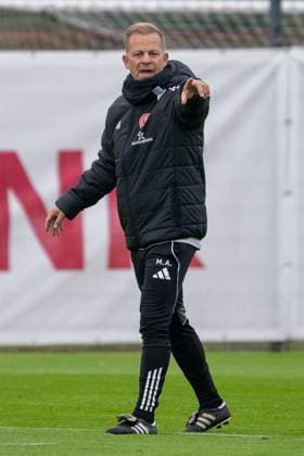07 10 2025, Soccer 2 Bundesliga, season 2025 2026, public training, Fortuna Düsseldorf at the training ground at the Merkur Spiel Arena in Düsseldorf Markus Anfang Fortuna Duesseldorf, head coach explains his expectations of the training session Photo Kirchner Media TH Copyright: xKirchner-Media THx