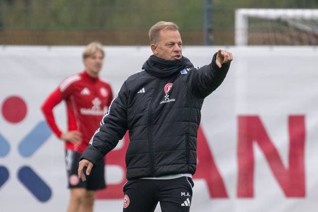 07 10 2025, Soccer 2 Bundesliga, season 2025 2026, public training, Fortuna Düsseldorf at the training ground at the Merkur Spiel Arena in Düsseldorf Markus Anfang Fortuna Duesseldorf, head coach explains his expectations of the training session Photo Kirchner Media TH Copyright: xKirchner-Media THx
