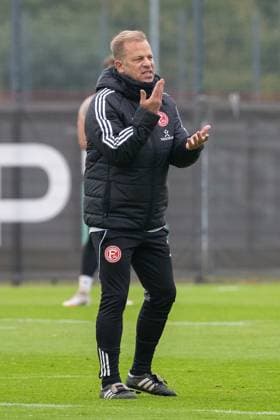 07 10 2025, Soccer 2 Bundesliga, season 2025 2026, public training, Fortuna Düsseldorf at the training ground at the Merkur Spiel Arena in Düsseldorf Markus Anfang Fortuna Duesseldorf, head coach explains his expectations of the training session Photo Kirchner Media TH Copyright: xKirchner-Media THx