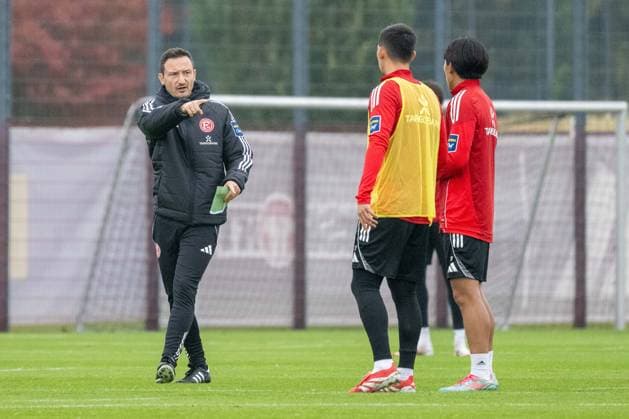 07 10 2025, Soccer 2 Bundesliga, Season 2025 2026, public training, Fortuna Düsseldorf at the training ground at the Merkur Spiel Arena in Düsseldorf Florian Junge Fortuna Duesseldorf, Co Trainer gives instructions to the players Photo Kirchner Media TH Copyright: xKirchner-Media THx