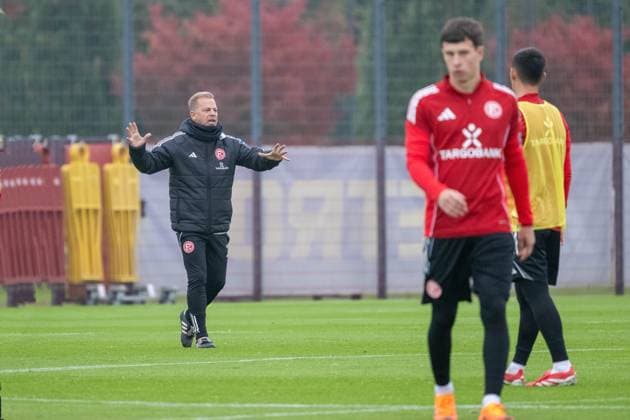 07 10 2025, Soccer 2 Bundesliga, season 2025 2026, public training, Fortuna Düsseldorf at the training ground at the Merkur Spiel Arena in Düsseldorf Markus Anfang Fortuna Duesseldorf, head coach explains his expectations of the training session Photo Kirchner Media TH Copyright: xKirchner-Media THx
