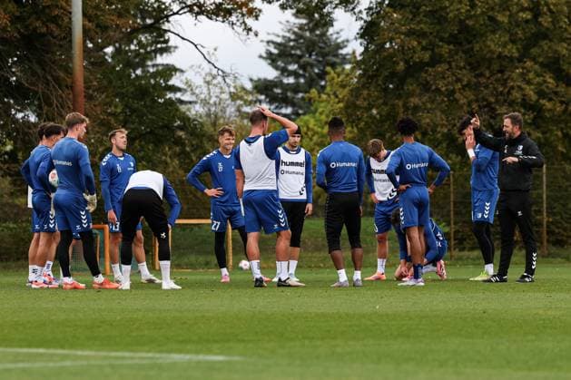 Coach Markus Fiedler 1 FC Magdeburg is absent from the public session The training session is led by co-coach Andreas Schumacher r ,1 FC Magdeburg 2 Fußball Bundesliga Saison 2025 2026 Training 1 FC Magdeburg at the Avnet Arena in Magdeburg Football,men,men,Germany,07 10 2025