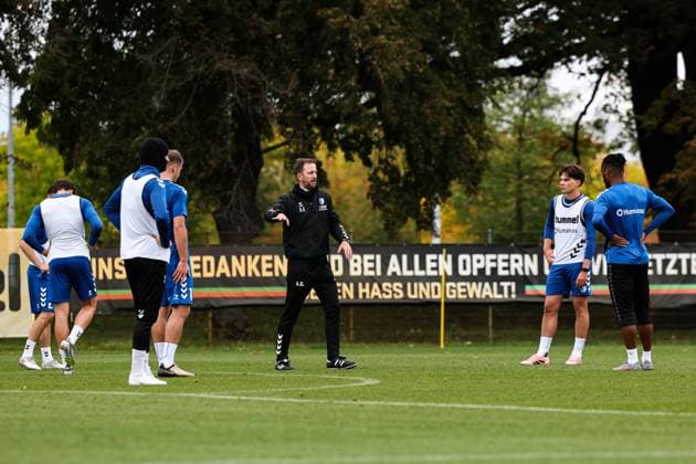 Coach Markus Fiedler 1 FC Magdeburg is absent from the public session The training session is led by co-coach Andreas Schumacher r ,1 FC Magdeburg 2 Fußball Bundesliga Saison 2025 2026 Training 1 FC Magdeburg at the Avnet Arena in Magdeburg Football,men,men,Germany,07 10 2025
