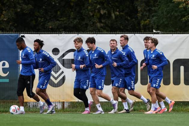 v l Ado Onaiwu 1 FC Magdeburg,45 , Kandet Diawara 1 FC Magdeburg,39 , Philipp Hercher 1 FC Magdeburg,27 , Max Geschwill 1 FC Magdeburg,28 , Connor Krempicki 1 FC Magdeburg,13 , Alexander Ahl Holmström 1 FC Magdeburg,11 , Noah Pesch 1 FC Magdeburg,10 , Magnus Baars 1 FC Magdeburg,35 2 Soccer Bundesliga Season 2025 2026 Training 1 FC Magdeburg at the Avnet Arena in Magdeburg Soccer,Man,Men,Germany,07 10 2025