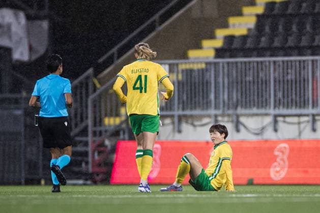 251007 Asato Miyagawa of Hammarby in pain during the UEFA Women s Europa Cup football match between Hammarby and Brann on October 7, 2025 in Stockholm Photo Kenta Jönsson BILDBYRAN COP 210 KJ0277 fotboll football soccer fotball uefa womens europa cup hammarby brann women dam bbeng skada  Copyright: KENTAxJÖNSSON BB251007KJ024