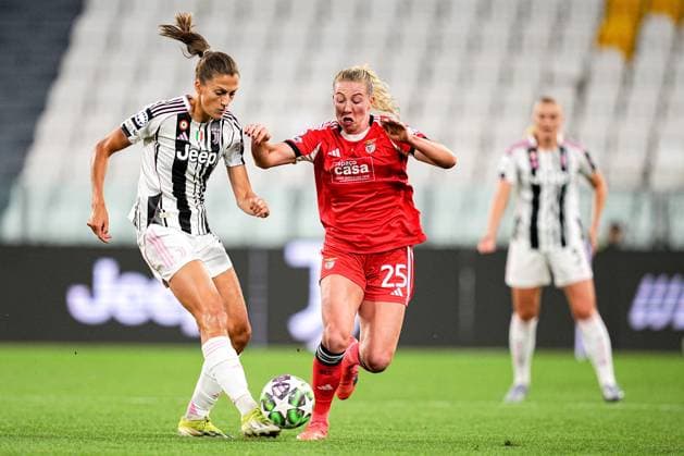 Juventus Emma St¿len God¿ fights for the ball with Benfica s Chandra Davidson during the UEFA Women s Champions League soccer match between Juventus FC W and S.L. Benfica at the Allianz Stadium in Turin, north west Italy - Tuesday, October 07, 2025. - Soccer .  Copyright: xMarcoxAlpozzi LaPressex