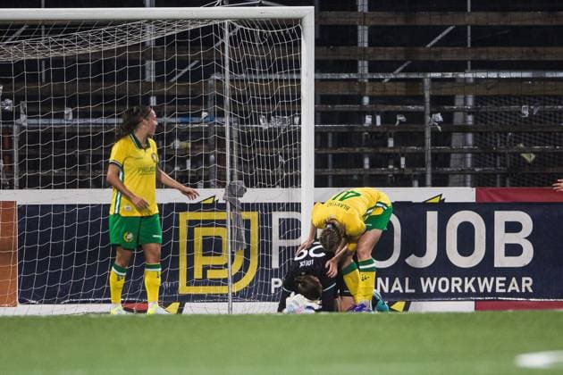 251007 Goalkeeper Melina Loeck of Hammarby in pain during the UEFA Women s Europa Cup football match between Hammarby and Brann on October 7, 2025 in Stockholm Photo Kenta Jönsson BILDBYRAN COP 210 KJ0277 fotboll football soccer fotball uefa womens europa cup hammarby brann women dam bbeng skada  Copyright: KENTAxJÖNSSON BB251007KJ030