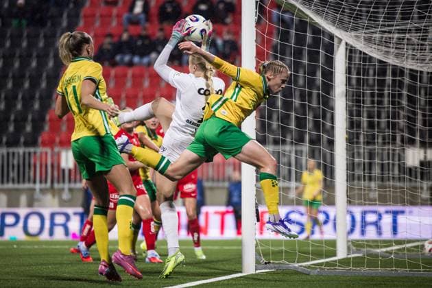 251007 Goalkeeper Selma Panengstuen of Brann and Julie Blakstad of Hammarby during the UEFA Women s Europa Cup football match between Hammarby and Brann on October 7, 2025 in Stockholm Photo Kenta Jönsson BILDBYRAN COP 210 KJ0277 fotboll football soccer fotball uefa womens europa cup hammarby brann women dam bbeng  Copyright: KENTAxJÖNSSON BB251007KJ032