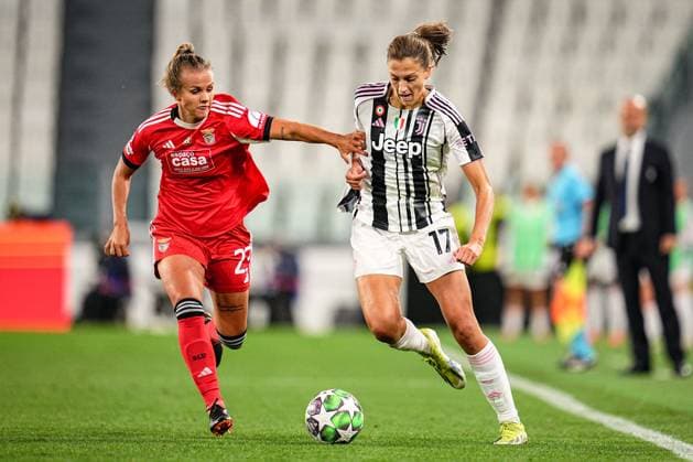 Benfica s Anna Gasper fights for the ball with Juventus Emma St¿len God¿ during the UEFA Women s Champions League soccer match between Juventus FC W and S.L. Benfica at the Allianz Stadium in Turin, north west Italy - Tuesday, October 07, 2025. - Soccer .  Copyright: xMarcoxAlpozzi LaPressex