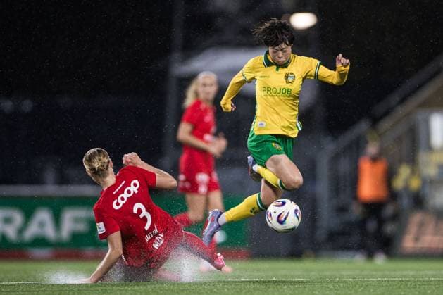 251007 Mia Authen of Brann and Asato Miyagawa of Hammarby during the UEFA Women s Europa Cup football match between Hammarby and Brann on October 7, 2025 in Stockholm Photo Kenta Jönsson BILDBYRAN COP 210 KJ0277 fotboll football soccer fotball uefa womens europa cup hammarby brann women dam bbeng  Copyright: KENTAxJÖNSSON BB251007KJ043