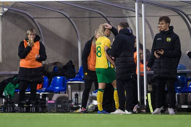 251007 Alice Carlsson of Hammarby leaves the pitch injured during the UEFA Women s Europa Cup football match between Hammarby and Brann on October 7, 2025 in Stockholm Photo Kenta Jönsson BILDBYRAN COP 210 KJ0277 fotboll football soccer fotball uefa womens europa cup hammarby brann women dam bbeng skada  Copyright: KENTAxJÖNSSON BB251007KJ054