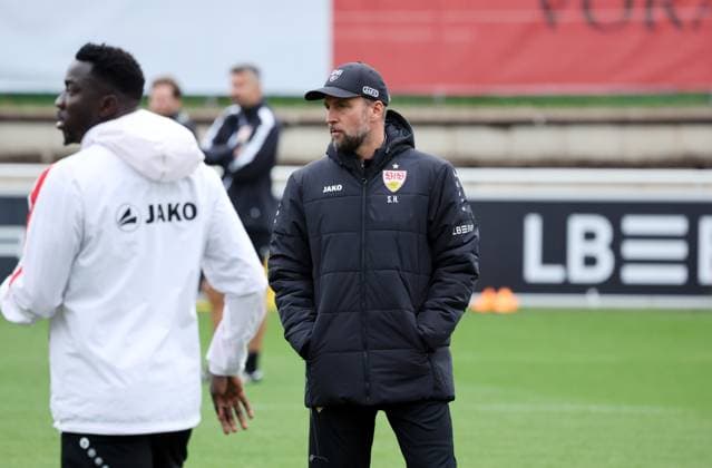 07 10 25 VfB Stuttgart Training Germany, Stuttgart, 07 10 2025, Football, Bundesliga, VfB Stuttgart Training v l Silas Katompa Mvumpa, Sebastian Hoeneß Trainer
