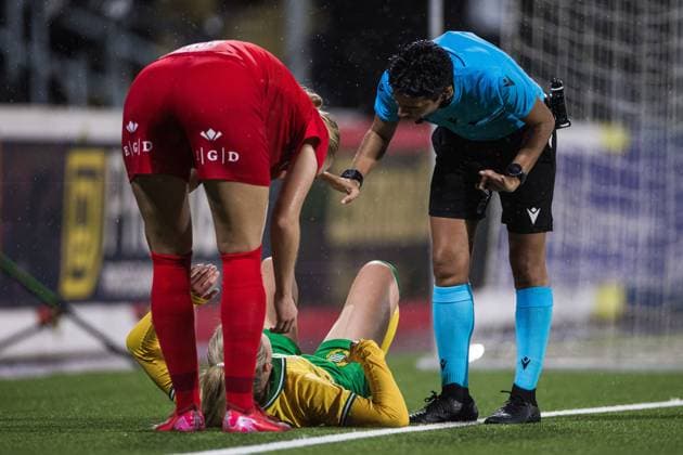 251007 Anna Josendal of Hammarby in pain during the UEFA Women s Europa Cup football match between Hammarby and Brann on October 7, 2025 in Stockholm Photo Kenta Jönsson BILDBYRAN COP 210 KJ0277 fotboll football soccer fotball uefa womens europa cup hammarby brann women dam bbeng skada  Copyright: KENTAxJÖNSSON BB251007KJ076