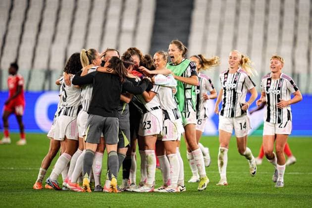 Juventus players celebrate at the end of the match during the UEFA Women s Champions League soccer match between Juventus FC W and S.L. Benfica at the Allianz Stadium in Turin, north west Italy - Tuesday, October 07, 2025. - Soccer .  Copyright: xMarcoxAlpozzi LaPressex