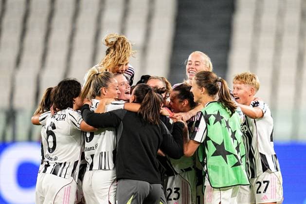 Juventus players celebrate at the end of the match during the UEFA Women s Champions League soccer match between Juventus FC W and S.L. Benfica at the Allianz Stadium in Turin, north west Italy - Tuesday, October 07, 2025. - Soccer .  Copyright: xMarcoxAlpozzi LaPressex
