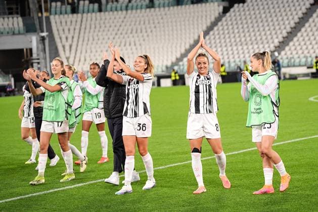 Juventus players celebrate at the end of the match during the UEFA Women s Champions League soccer match between Juventus FC W and S.L. Benfica at the Allianz Stadium in Turin, north west Italy - Tuesday, October 07, 2025. - Soccer .  Copyright: xMarcoxAlpozzi LaPressex