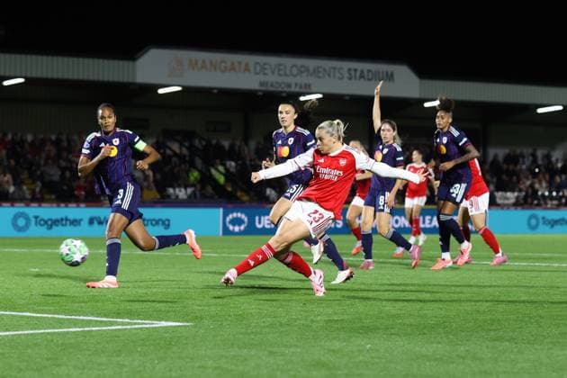 Arsenal gegen OL Lyonnes 07. Oktober 2025, Boreham Wood UEFA Women™s Champions League Arsenal gegen OL Lyonnes Women Alessia Russo von Arsenal erzielt den Führungstreffer Foto Charlotte Wilson Abseits Boreham Wood UK  Copyright: xCharlottexWilsonx xOffsidexOffside