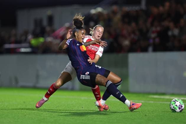 Arsenal gegen OL Lyonnes Frauen 07. Oktober 2025, Boreham Wood UEFA Women™s Champions League Arsenal gegen OL Lyonnes Frauen Beth Mead von Arsenal foult Tarciane von OL Lyonnes Foto Charlotte Wilson Abseits Boreham Wood UK  Copyright: xCharlottexWilsonx xOffsidexOffside