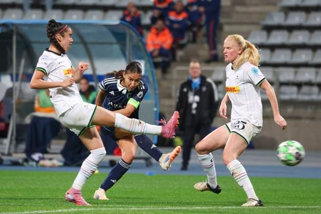 FOOTBALL FEMININ : Paris FC Vs Leuven - Ligue des Champions - 07 10 2025 Clara Mateo (Paris FC) Vs Virag Nagy (OH Leuven) - Linde Veefkind (OH Leuven) ParisFrance  Copyright: xMichtofx