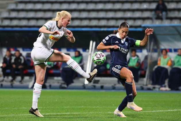 FOOTBALL FEMININ : Paris FC Vs Leuven - Ligue des Champions - 07 10 2025 Linde Veefkind (OH Leuven) Vs Clara Mateo (Paris FC) ParisFrance  Copyright: xMichtofx