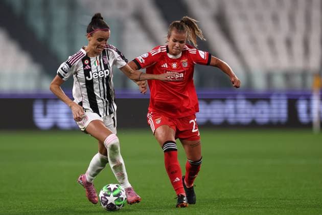 Juventus Fc v SL Benfica - UEFA Women Champions League 2025 26 League Phase MD1 Barbara Bonansea of Juventus Fc (L) and Anna Gasper of SL Benfica battle for the ball during the UEFA Women Champions League Phase MD1 match between Juventus Fc and SL Benfica at Allianz Stadium on October 7, 2025 in Turin, Italy . Torino Allianz Stadium Italy Copyright: xMarcoxCanonierox
