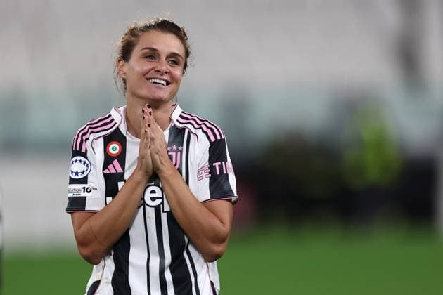 Juventus Fc v SL Benfica - UEFA Women Champions League 2025 26 League Phase MD1 Cristiana Girelli of Juventus Fc greets the fans at the end of the UEFA Women Champions League Phase MD1 match between Juventus Fc and SL Benfica at Allianz Stadium on October 7, 2025 in Turin, Italy . Torino Allianz Stadium Italy Copyright: xMarcoxCanonierox
