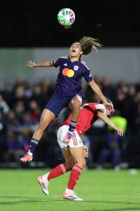 Arsenal gegen OL Lyonnes Frauen 07. Oktober 2025, Boreham Wood UEFA Women™s Champions League Arsenal gegen OL Lyonnes Frauen Selma Bacha von OL Lyonnes reagiert auf ein Foul von Caitlin Foord von Arsenal Foto Charlotte Wilson Abseits Boreham Wood UK  Copyright: xCharlottexWilsonx xOffsidexOffside