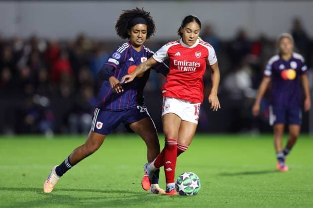 Arsenal gegen OL Lyonnes Frauen 07. Oktober 2025, Boreham Wood UEFA Women™s Champions League Arsenal gegen OL Lyonnes Frauen Lily Yohannes von OL Lyonnes foult Olivia Smith von Arsenal Foto Charlotte Wilson Abseits Boreham Wood UK  Copyright: xCharlottexWilsonx xOffsidexOffside