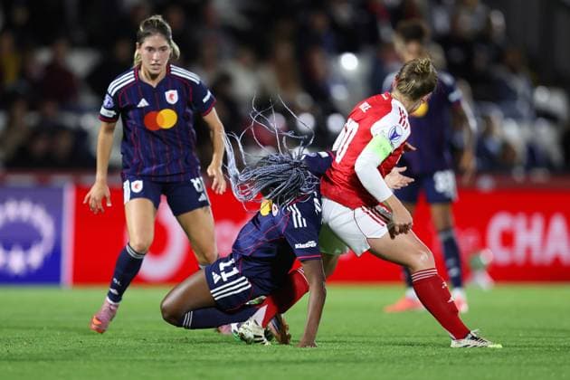 Arsenal gegen OL Lyonnes Frauen 07. Oktober 2025, Boreham Wood UEFA Women™s Champions League Arsenal gegen OL Lyonnes Frauen Kadidiatou Diani von OL Lyonnes geht unter dem Druck von Kim Little von Arsenal zu Boden Foto Charlotte Wilson Abseits Boreham Wood UK  Copyright: xCharlottexWilsonx xOffsidexOffside