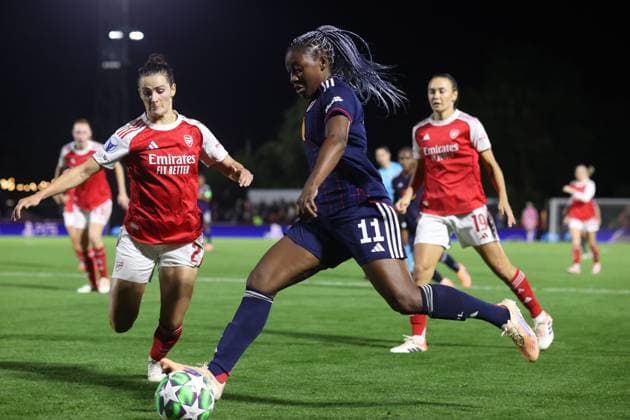 Sport Bilder des Tages Arsenal v OL Lyonnes Women 07 October 2025, Boreham Wood - UEFA Women™s Champions League - Arsenal v OL Lyonnes Women - Kadidiatou Diani of OL Lyonnes runs into the box, watched closely by Emily Fox of Arsenal - Photo: Charlotte Wilson Offside. Boreham Wood UK *** Arsenal gegen OL Lyonnes Frauen 07. Oktober 2025, Boreham Wood UEFA Women™s Champions League Arsenal gegen OL Lyonnes Frauen Kadidiatou Diani von OL Lyonnes läuft in den Strafraum, beobachtet von Emily Fox von Arsenal Foto Charlotte Wilson Abseits Boreham Wood UK  Copyright: xCharlottexWilsonx xOffsidexOffside