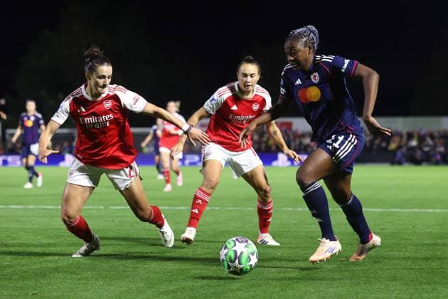 Arsenal gegen OL Lyonnes Frauen 07. Oktober 2025, Boreham Wood UEFA Women™s Champions League Arsenal gegen OL Lyonnes Frauen Kadidiatou Diani von OL Lyonnes läuft in den Strafraum, beobachtet von Emily Fox von Arsenal Foto Charlotte Wilson Abseits Boreham Wood UK  Copyright: xCharlottexWilsonx xOffsidexOffside