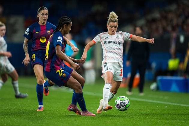 (251008) -- BARCELONA, Oct. 8, 2025 -- Esmee Brugts (front L) of Barcelona defends Linda Dallmann (front R) of Bayern Munich during the league phase match between FC Barcelona, Barca and Bayern Munich at the UEFA Women s Champions League in Barcelona, Spain, Oct. 7, 2025. (Photo by Xinhua) (SP)SPAIN-BARCELONA-FOOTBALL-WOMEN S CHAMPIONS LEAGUE-BARCELONA VS BAYERN MUNICH Joanxgosa 