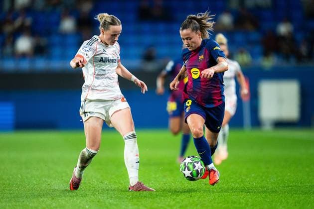 (251008) -- BARCELONA, Oct. 8, 2025 -- Claudia Pina (R) of Barcelona vies with Franziska Kett of Bayern Munich during the league phase match between FC Barcelona, Barca and Bayern Munich at the UEFA Women s Champions League in Barcelona, Spain, Oct. 7, 2025. (Photo by Xinhua) (SP)SPAIN-BARCELONA-FOOTBALL-WOMEN S CHAMPIONS LEAGUE-BARCELONA VS BAYERN MUNICH Joanxgosa 