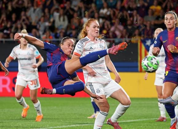 Sport Bilder des Tages FC Barcelona, Barca v FC Bayern Munchen - UEFA Women s Champions League 2025 26 League Phase MD1 Ewa Pajor scores during the match between FC Barcelona Women and FC Bayern Munich Women, corresponding to matchday 1 of the league phase of the UEFA Women s Champions League, played at the Johan Cruyff Stadium in Barcelona, Spain, on October 7, 2025. Barcelona Barcelona Spain  Copyright: xUrbanandsportx originalFilename:urbanandsport-fcbarcel251007_npDjR.jpg