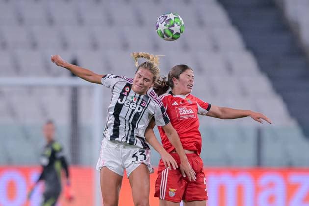 Juventus FC v SL Benfica - UEFA Women s Champions League 2025 26 League Phase MD1 Carolina Tristao of SL Benfica contrasts with Abi Brighton of Juventus during the UEFA Women s Champions League match between Juventus Women and SL Benfica in Torino, Italy, on October 7, 2025, at Allianz Stadium. Torino Italy  Copyright: xAndreaxxAmatox originalFilename:amato-notitle251007_npuaM.jpg