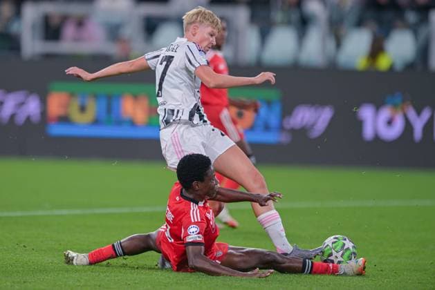 Juventus FC v SL Benfica - UEFA Women s Champions League 2025 26 League Phase MD1 Christy Ucheibe of SL Benfica contrasts with Paulina Krumbiegel of Juventus during the UEFA Women s Champions League match between Juventus Women and SL Benfica at Allianz Stadium in Torino, Italy, on October 7, 2025. Torino Italy  Copyright: xAndreaxxAmatox originalFilename:amato-notitle251007_npxJu.jpg