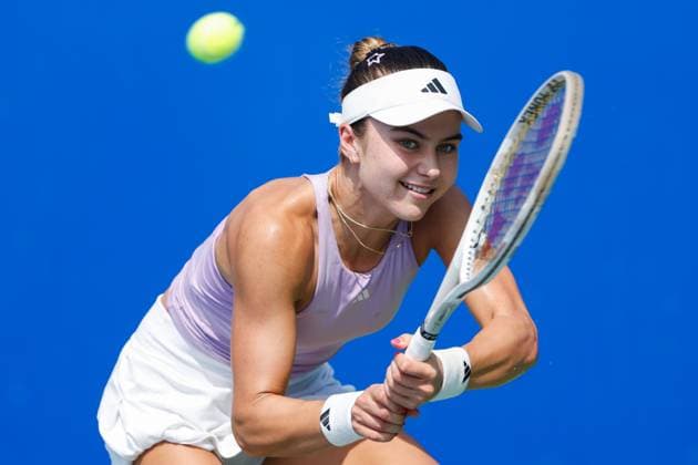 WUHAN, CHINA - OCTOBER 08: Iva Jovic of the United States returns a shot in the Women s Singles Round of 32 match against Jessica Bouzas Maneiro of Spain on day 5 of 2025 Wuhan Open at Optics Valley International Tennis Center on October 8, 2025 in Wuhan, Hubei Province of China.  Copyright: xVCGx 111595844875