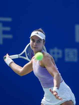 WUHAN, CHINA - OCTOBER 08: Iva Jovic of the United States returns a shot in the Women s Singles Round of 32 match against Jessica Bouzas Maneiro of Spain on day 5 of 2025 Wuhan Open at Optics Valley International Tennis Center on October 8, 2025 in Wuhan, Hubei Province of China.  Copyright: xVCGx 111595844880