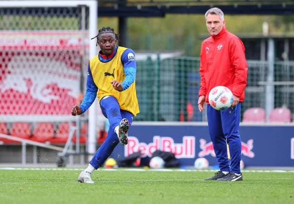 RB Leipzig Training Bundesliga Leipzig, 07 10 2025, RB Leipzig Training Center,Fußball Bundesliga , RB Leipzig Training , In the picture from l Johan Bakayoko 9, RB Leipzig and Co Trainer Jan Zimmermann RB Leipzig , Picture Point