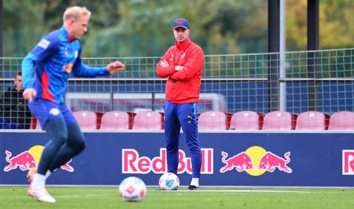 RB Leipzig training Bundesliga Leipzig, 07 10 2025, RB Leipzig training center,Fußball Bundesliga , RB Leipzig training , In the picture coach Ole Werner RB Leipzig watches Xaver Schlager 24, RB Leipzig on the ball , Picture Point