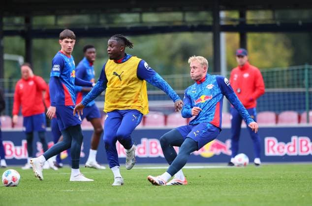 RB Leipzig Training Bundesliga Leipzig, 07 10 2025, RB Leipzig Training Center,Fußball Bundesliga , RB Leipzig Training , In the picture from l Johan Bakayoko 9, RB Leipzig and Xaver Schlager 24, RB Leipzig , Picture Point