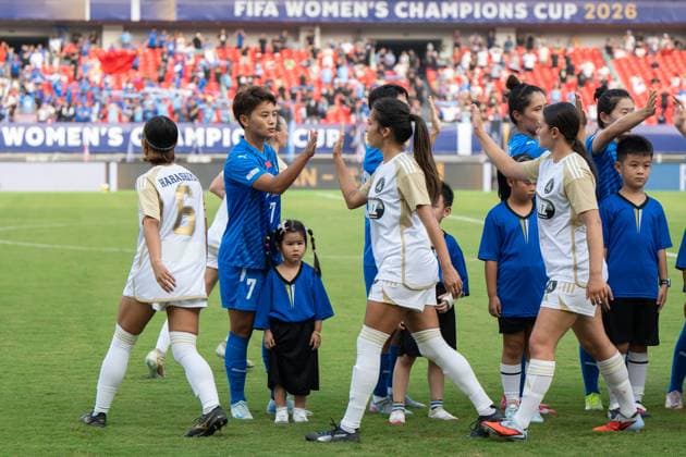 (251008) -- WUHAN, Oct. 8, 2025 -- Wang Shuang (2nd L) of Wuhan Jiangda WFC greets players of Auckland United FC before the FIFA Women s Championships Cup 2026 football match between Wuhan Jiangda WFC of China and Auckland United FC of New Zealand in Wuhan, central China s Hubei Province, Oct. 8, 2025. ) (SP)CHINA-WUHAN-FOOTBALL-FIFA WOMEN S CHAMPIONSHIPS CUP 2026-WUHAN JIANGDA WFC VS AUCKLAND UNITED FC (CN) DuxZixuan 