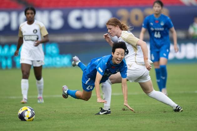 (251008) -- WUHAN, Oct. 8, 2025 -- Kim Hye-Ri (2nd L) of Wuhan Jiangda WFC vies with Kristen Molloy of Auckland United FC during the FIFA Women s Championships Cup 2026 football match between Wuhan Jiangda WFC of China and Auckland United FC of New Zealand in Wuhan, central China s Hubei Province, Oct. 8, 2025. ) (SP)CHINA-WUHAN-FOOTBALL-FIFA WOMEN S CHAMPIONSHIPS CUP 2026-WUHAN JIANGDA WFC VS AUCKLAND UNITED FC (CN) XiaoxYijiu 