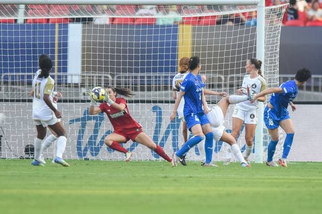 (251008) -- WUHAN, Oct. 8, 2025 -- Auckland United FC s goalkeeper Hannah Mitchell (2nd L) makes a save during the FIFA Women s Championships Cup 2026 football match between Wuhan Jiangda WFC of China and Auckland United FC of New Zealand in Wuhan, central China s Hubei Province, Oct. 8, 2025. ) (SP)CHINA-WUHAN-FOOTBALL-FIFA WOMEN S CHAMPIONSHIPS CUP 2026-WUHAN JIANGDA WFC VS AUCKLAND UNITED FC (CN) DuxZixuan 